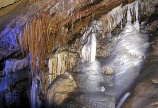 La cueva de nieve con sus grandes estalactitas